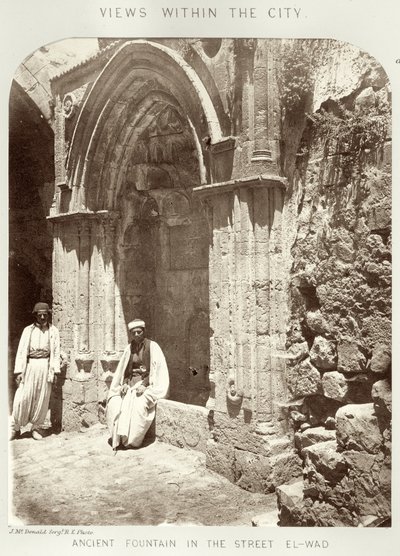 Zichten binnen de stad: Oude fontein in de straat El-Wad, c.1864-65 door Sgt. James M. McDonald
